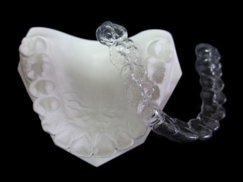 Des appareils de retenue en plastique transparents