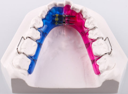 Appareil d'orthodontie à dents bidirectionnelles amovibles
